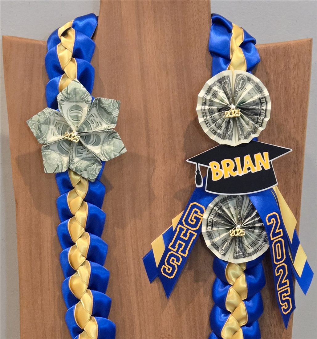 A finished ribbon graduation lei